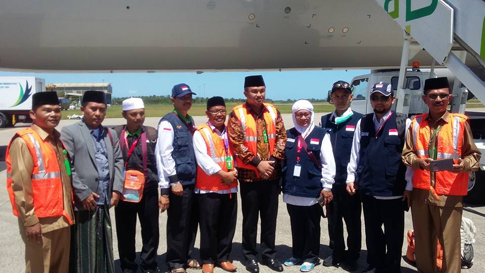 Bupati Dharmasraya Sutan Riska Tuanku Kerajaan lepas keberangkatan Jemaah Calon Haji (JCH) ketanah suci Mekah sampai ke Bandara Internasional Minangkabau (BIM).